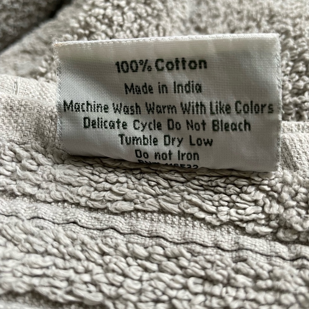4 Grey Bath Towels - Picture 3 of 7
